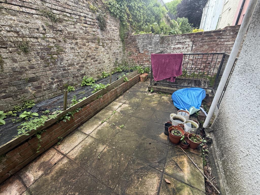 Lot: 121 - FREEHOLD INVESTMENT COMPRISING FOUR APARTMENTS CLOSE TO THE CITY CENTRE - Flat2-Courtyard